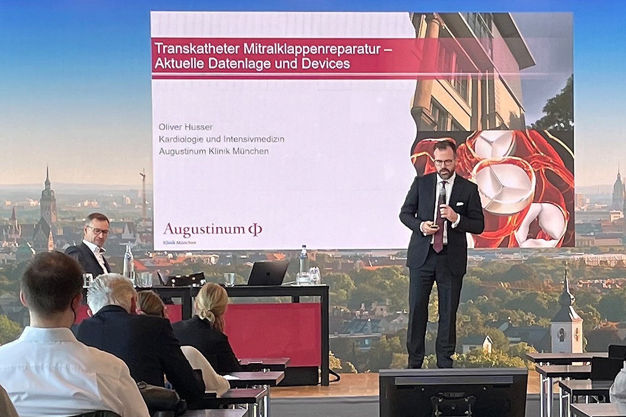 Augustinum Mitral & Tricuspid Academy Dr. Husser hält einen Vortrag zum Thema "Transkatheter Mitralklappenreparatur"