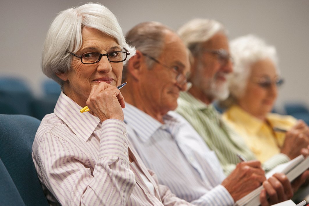 Fremdsprachen Senioren im Publikum bei einem Vortrag
