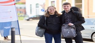 Junge Musikerin und junger Musiker vor Regionalwettbewerb