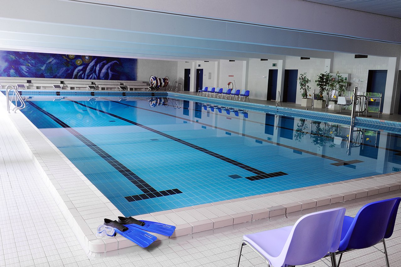 Das Schwimmbad im Augustinum Dießen mit seinem 25-m-Becken ist zugleich das einzige öffentliche Hallenbad am Westufer des Ammersees. Das Schwimmbad im Augustinum Dießen mit seinem 25-m-Becken ist zugleich das einzige öffentliche Hallenbad am Westufer des Ammersees.