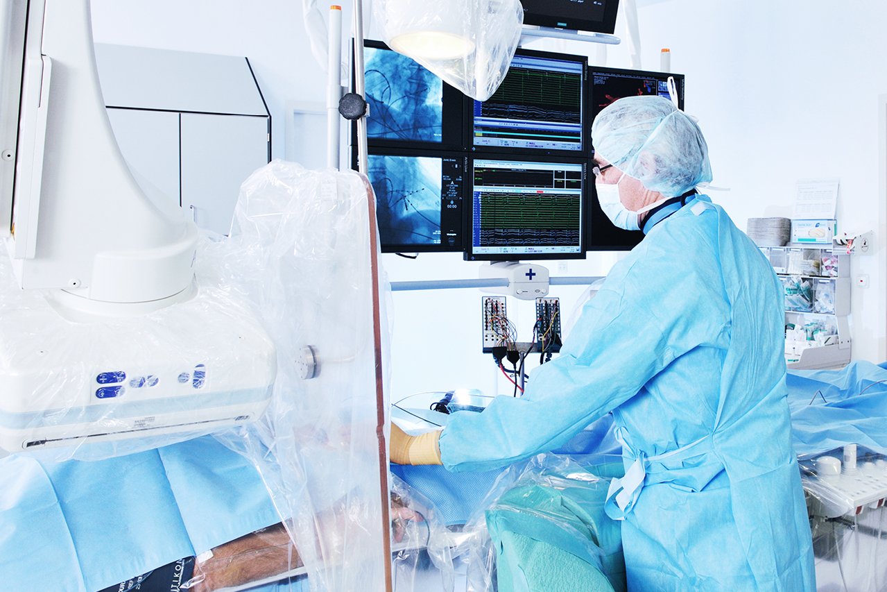 Herzklinik des LMU Klinikums Das Bild eines Arztes bei der Durchführung eines Eingriff in der Herzklinik mit einem Link zur Herzklinik des LMU Klinikums in der Augustinum Klinik