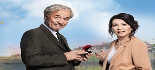 Heiner Lauterbach und Iris Berben mit einem Verlobungsring in der Hand ein Mann, eine Frau und ein Verlobungsring
