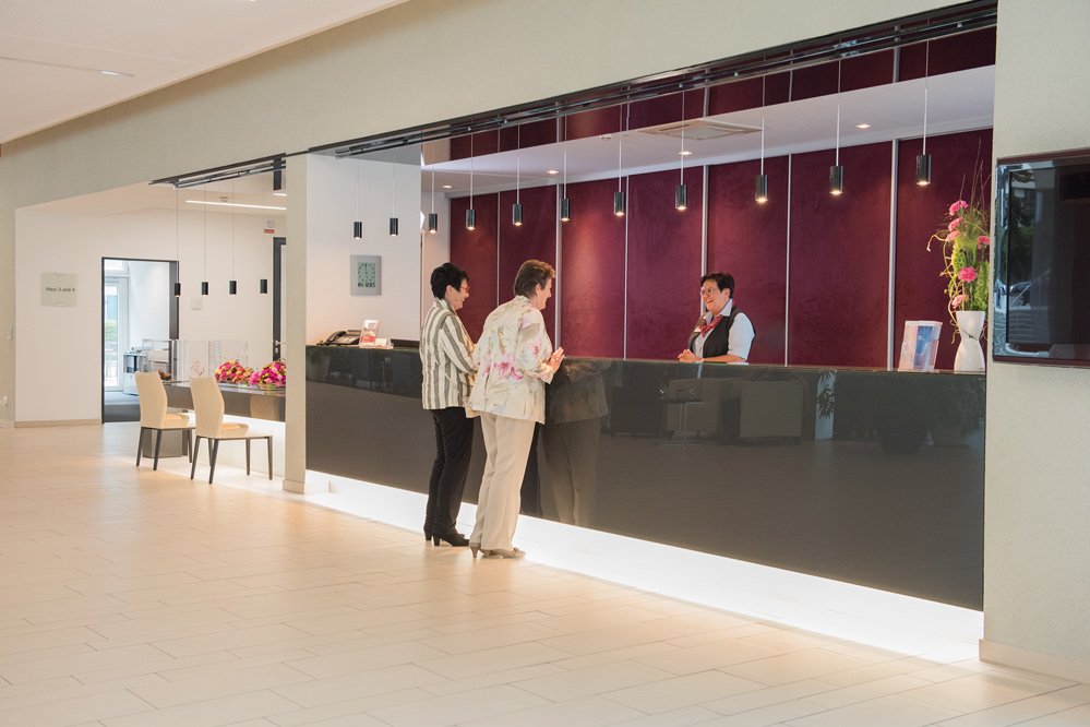 Der Empfang ist in allen Augustinum Seniorenresidenzen rund um die Uhr besetzt. Der Empfang ist in allen Augustinum Seniorenresidenzen rund um die Uhr besetzt.