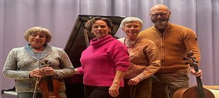 Vier Musiker mit Instrumenten Vier Musiker mit Instrumenten