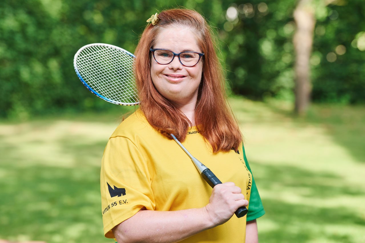 Federball Eine Klientin mit Federballschläger