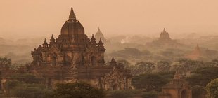 Stadtsilhouette mit Pagoden im Dunst