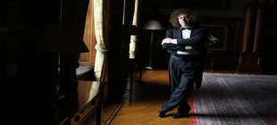 Vladimir Mogilewsky am Fenster in einem Konzertsaal