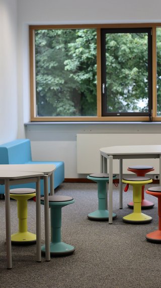 Farbenfroher Lernraum sorgt für Kooperation Farbenfroher Lernraum sorgt für Kooperation