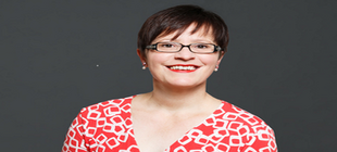 Frau in rotem Oberteil