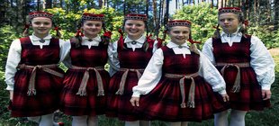5 Mädchen in Tracht