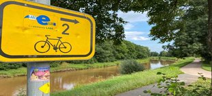 Radwegschild mit Elbe Radwegschild mit Elbe