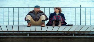 Mann und Frau sitzen auf Brücke Mann und Frau sitzen auf Brücke