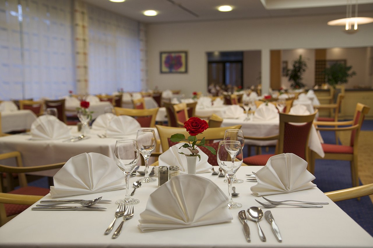 Im Restaurant treffen sich die Bewohner täglich und speisen auf dem Niveau gehobener Gastronomie. Im Restaurant treffen sich die Bewohner täglich und speisen auf dem Niveau gehobener Gastronomie.