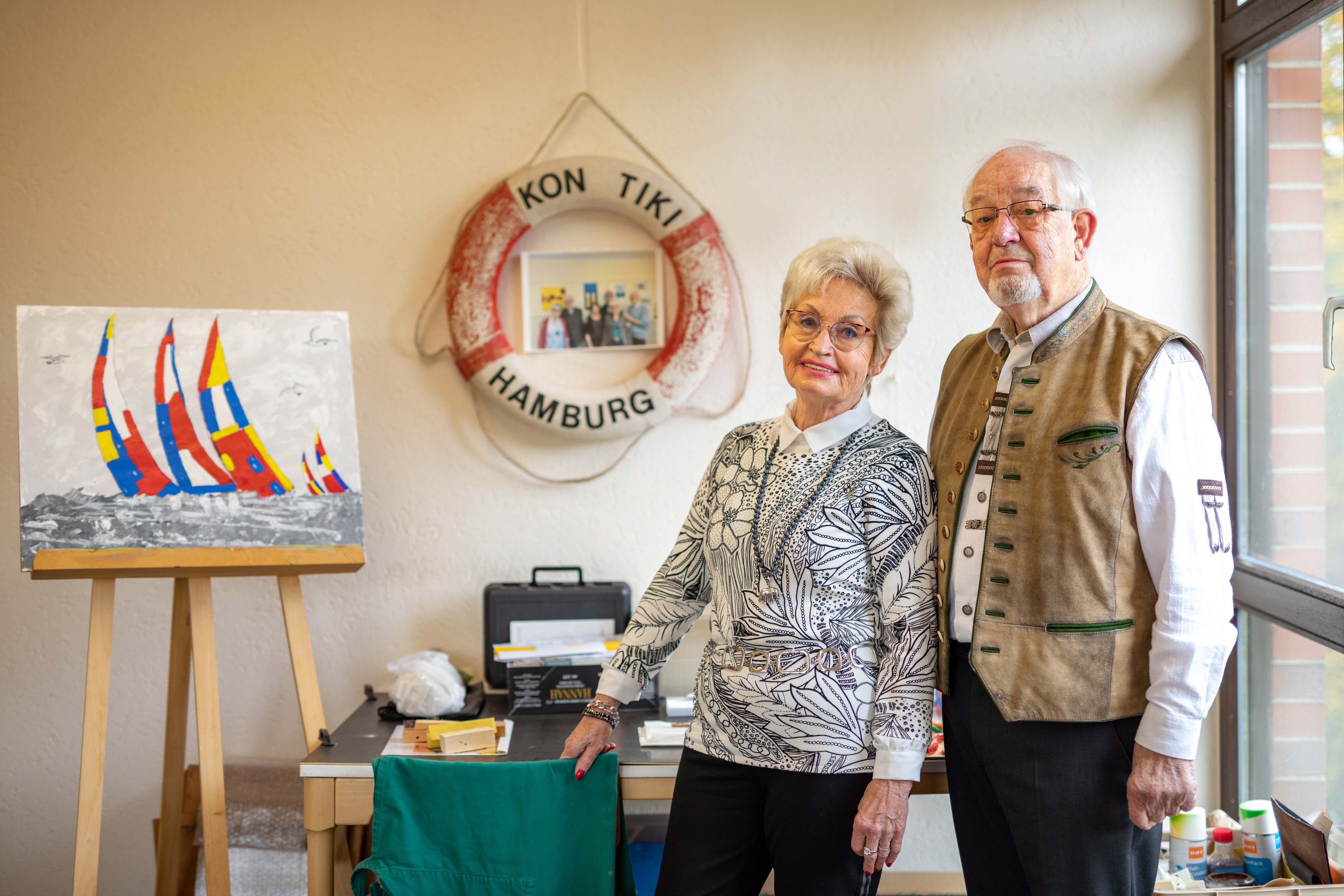 Antje Perschke und Seppl Holzmeier Ein Seniorenpaar steht in einem Zimmer mit einer Staffelei