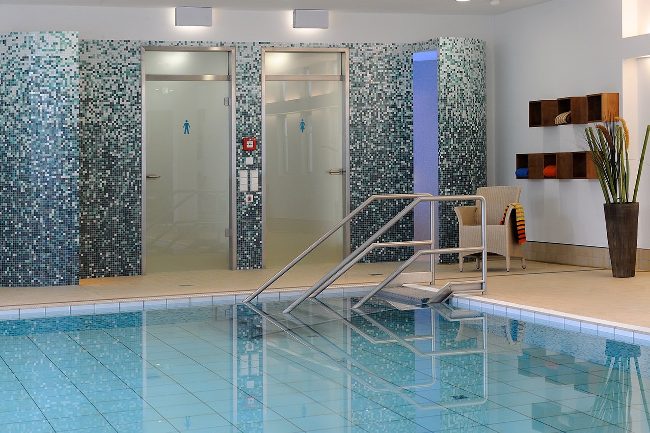 Im Wellnessbereich finden Sie neben dem Schwimmbad auch eine Finnische Sauna, eine Bio-Sauna, einen Fitnessraum und eine Praxis für Physiotherapie. Im Wellnessbereich finden Sie neben dem Schwimmbad auch eine Finnische Sauna, eine Bio-Sauna, einen Fitnessraum und eine Praxis für Physiotherapie.