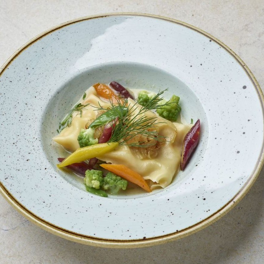 Augustinum Vital Gericht Zandermaultasche mit Fenchel-Estragon-Velouté und jungem Frühlingsgemüse