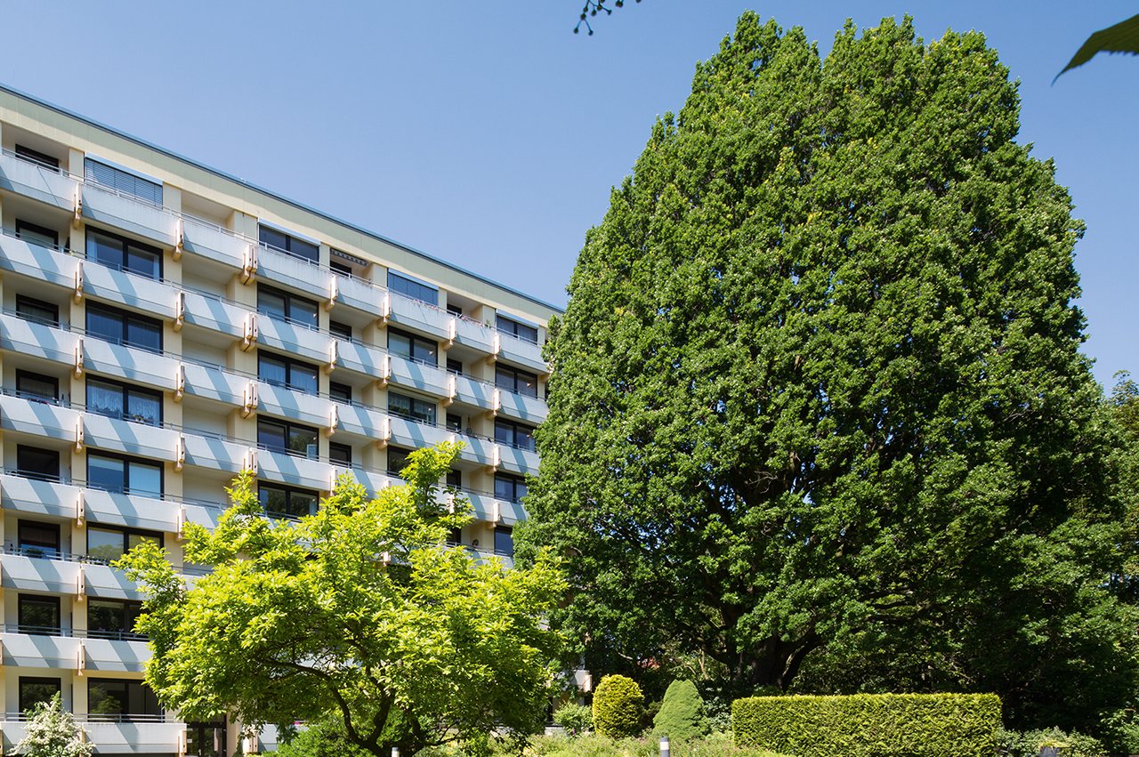 Direkt vor dem Augustinum lädt eine mehr als 200 Jahre alte Pyramideneiche zum Verweilen ein. Direkt vor dem Augustinum lädt eine mehr als 200 Jahre alte Pyramideneiche zum Verweilen ein.