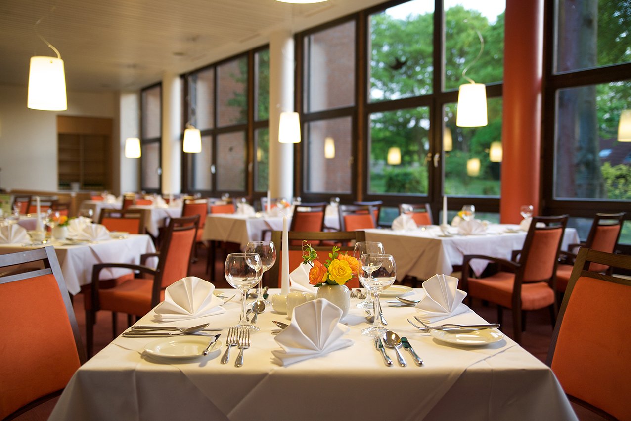 Im Restaurant wird das mehrgängige Mittagsmenü serviert, zugleich ist es täglicher Treffpunkt für die Bewohner. Im Restaurant wird das mehrgängige Mittagsmenü serviert, zugleich ist es täglicher Treffpunkt für die Bewohner.