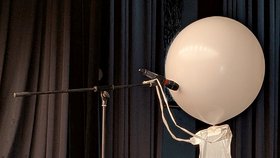 Kunstfigur mit Luftballonkopf beim Theaterfestival auf der Bühne des Augustinum Bad Soden
