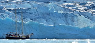Segelschiff in Eis-Landschaft von Spitzbergen Schiff vor Eisberg