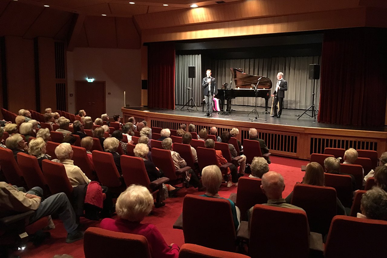 Die Veranstaltungen im Theatersaal genießen einen hervorragenden Ruf und sind eine feste Größe im Kulturangebot der Region. Die Veranstaltungen im Theatersaal genießen einen hervorragenden Ruf und sind eine feste Größe im Kulturangebot der Region.
