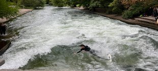 Eisbachwelle in München Eisbachwelle in München