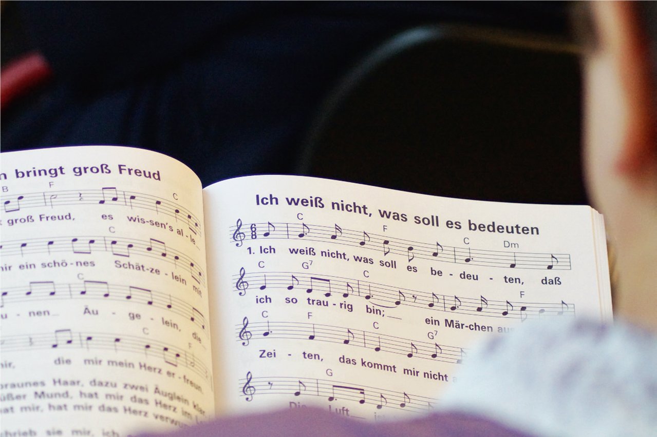 Singkreis  aufgeschlagenes Liederbuch