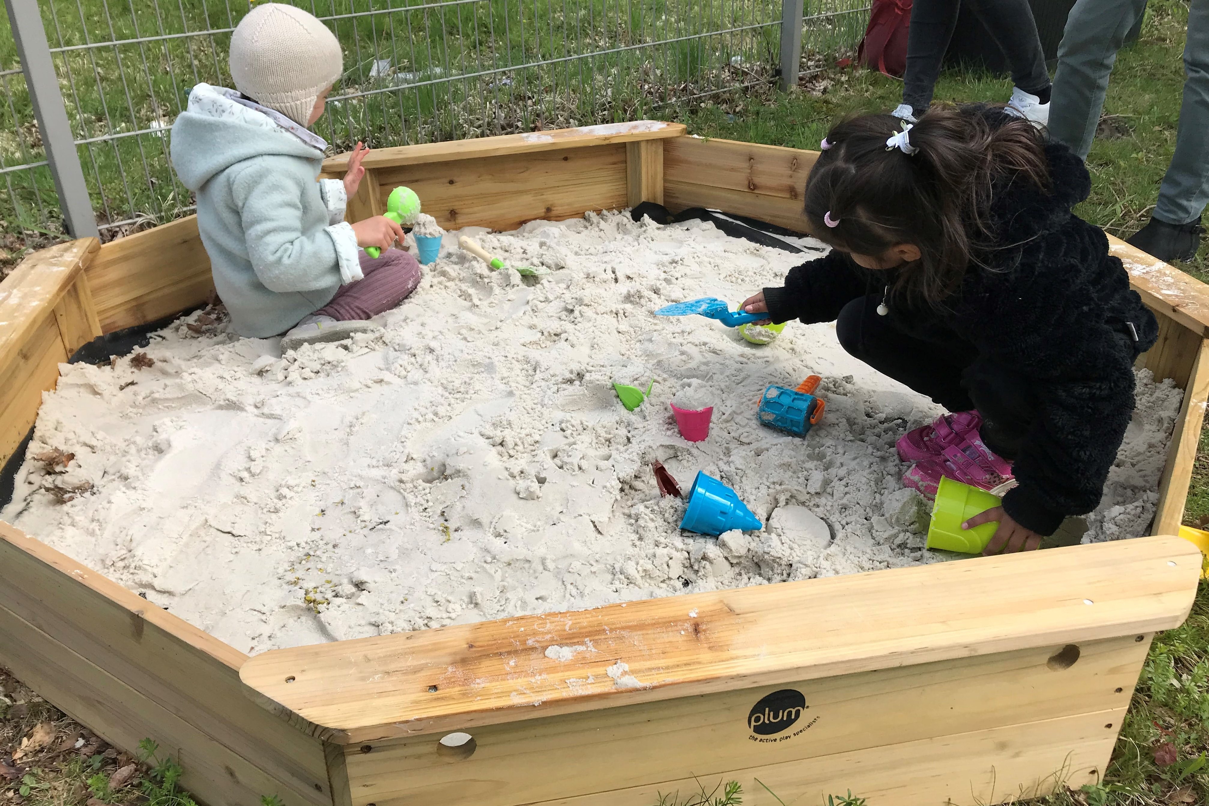 Augustinum Frühförderstelle Sandspielbereich Zwei Kinder spielen in einem Sandspielbereich einer Frühförderstelle des Augustinum