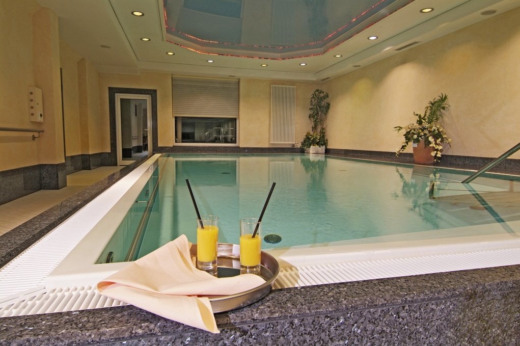 Bewegungsbad und Gymnastikraum im Haus eröffnen zahlreiche Möglichkeiten für Training und Entspannung. Bewegungsbad und Gymnastikraum im Haus eröffnen zahlreiche Möglichkeiten für Training und Entspannung.