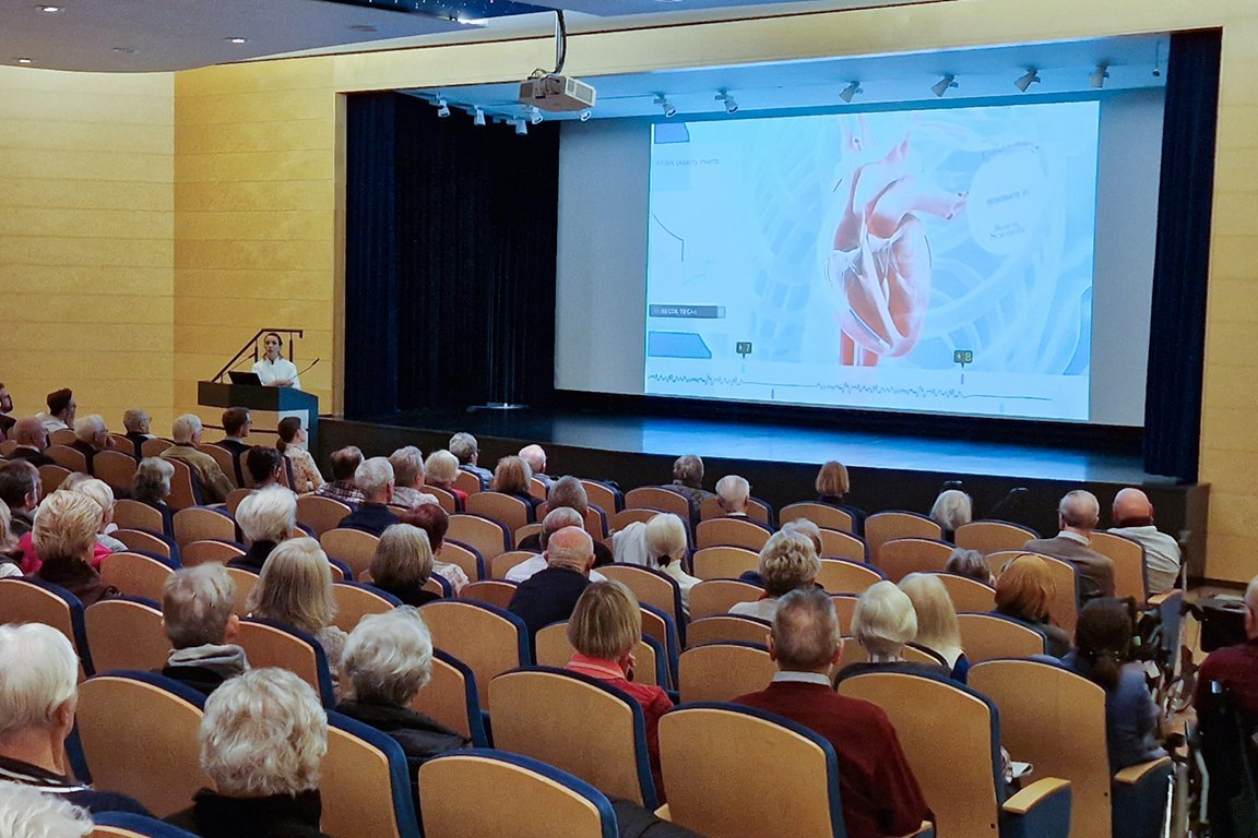Kardiologische Gesundheitssprechstunde in der Augustinum Klinik Besucher*innen der kardiologischen Gesundheitssprechstunde im Theatersaal des Augustinum München-Neufriedenheim