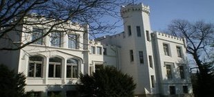 Weißes Gebäude vor blauem Himmel