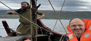 Zwei Männer im Wikingerboot zwei Männer im Wikingerboot