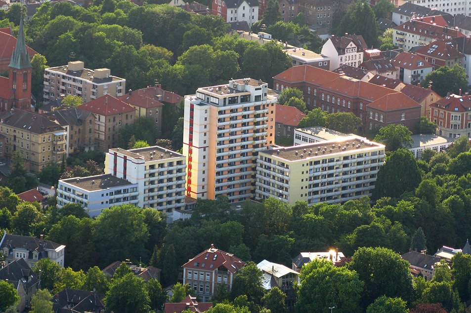 Am Rand des Braunschweiger Stadtkerns liegt das Augustinum direkt am bewaldeten Okerring. Luftaufnahme des Augustinum Braunschweig