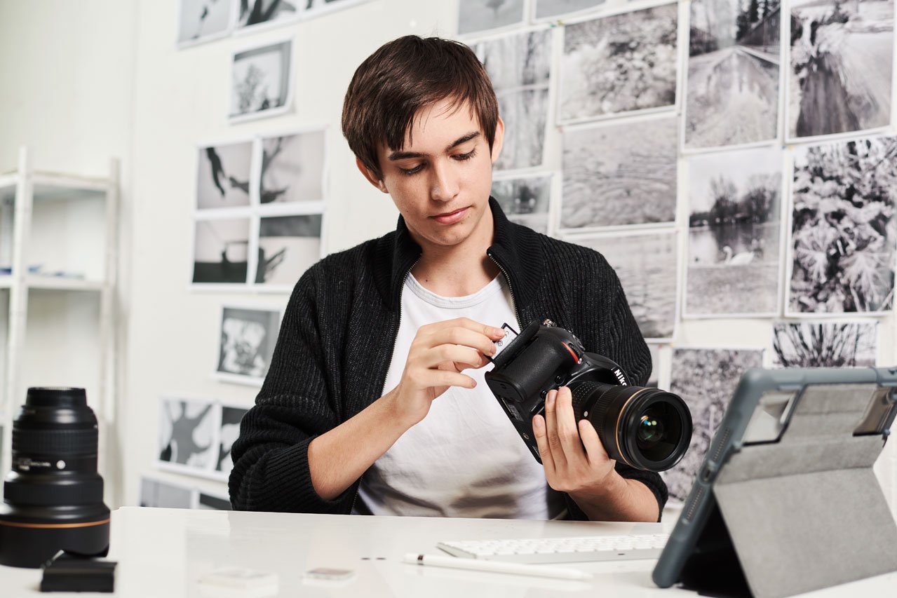 Fotografie Ein Schüler mit einer Kamera