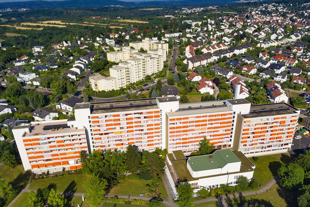 In heller, sonniger Lage befindet sich das Augustinum am Ortsrand von Bad Soden. Luftaufnahme des Augustinum Bad Soden