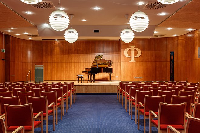 Die Veranstaltungen im Festsaal des Augustinum genießen auch in der Nachbarschaft einen hervorragenden Ruf. Bühne im Festsaal des Augustinum