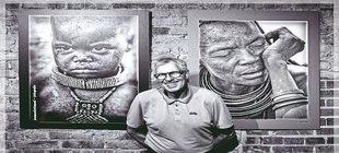 Joachim Möller vor zweien seiner Portraits