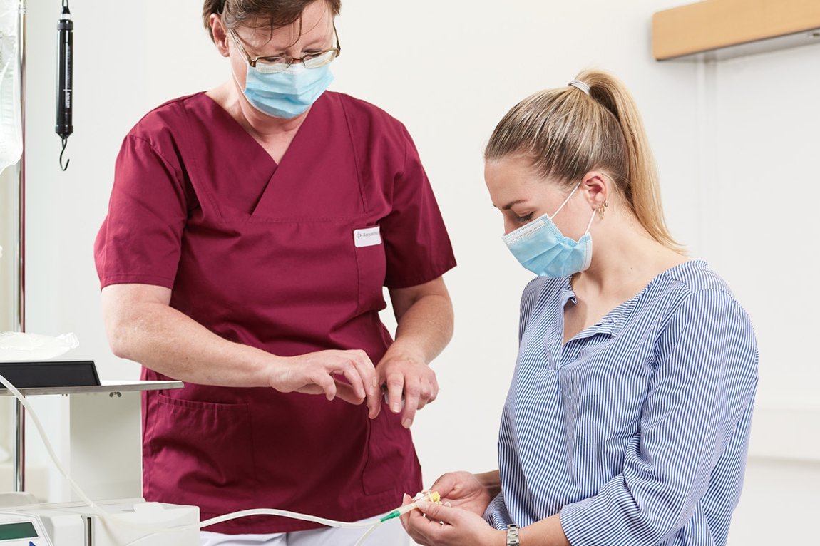Augustinum Klinik Fachabteilung Nephrologie und Rheumatologie Eine Krankenpflegerin und eine Patientin bei der Bauchfelldialyse