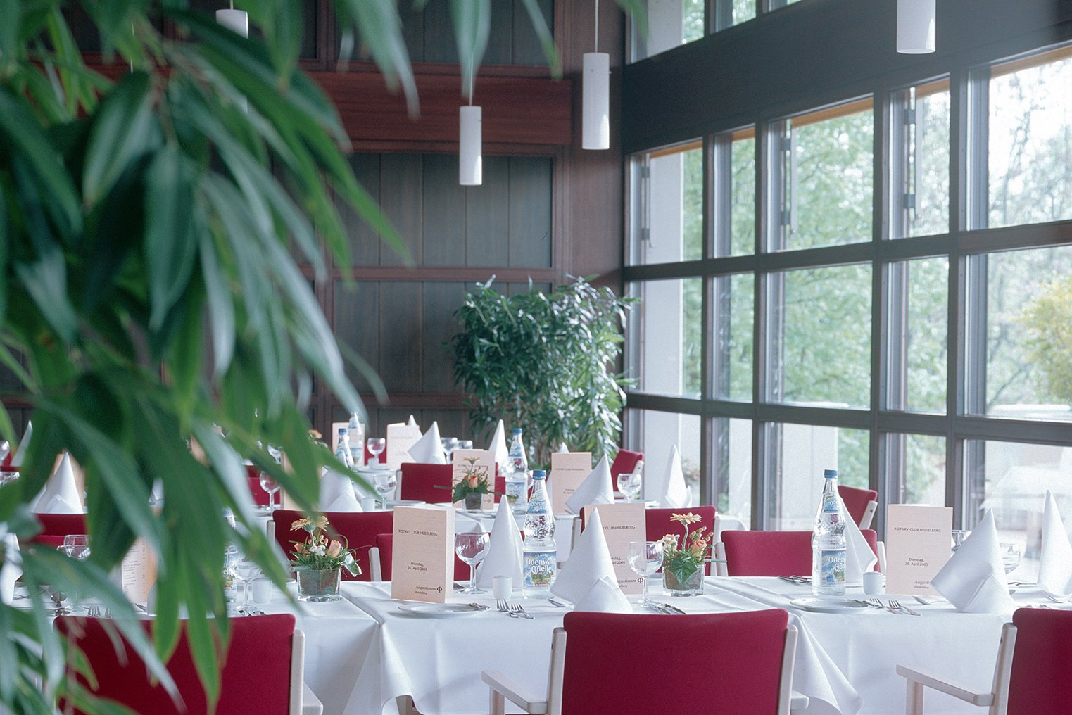 Im Restaurant werden mittags mehrere Drei-Gänge-Menüs mit vielen Wahlmöglichkeiten serviert. Im Restaurant werden mittags mehrere Drei-Gänge-Menüs mit vielen Wahlmöglichkeiten serviert.