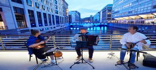 Drei Musiker vor Kanal Drei Musiker vor Kanal