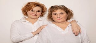 Zwei Frauen nebeneinander Zwei Frauen nebeneinander