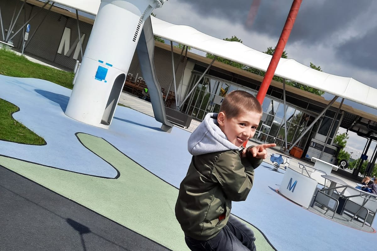 Ausflug ins Olympiazentrum Ein Junge schaukelt auf einer Schaukel im Olympiazentrum