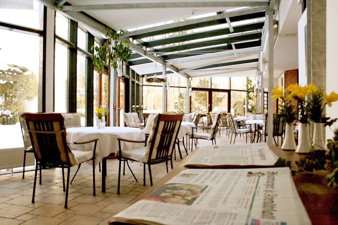 Der lichtdurchflutete Wintergarten lädt ein zu einem ausgiebigen Frühstück mit ausführlicher Zeitungslektüre. Der lichtdurchflutete Wintergarten lädt ein zu einem ausgiebigen Frühstück mit ausführlicher Zeitungslektüre.