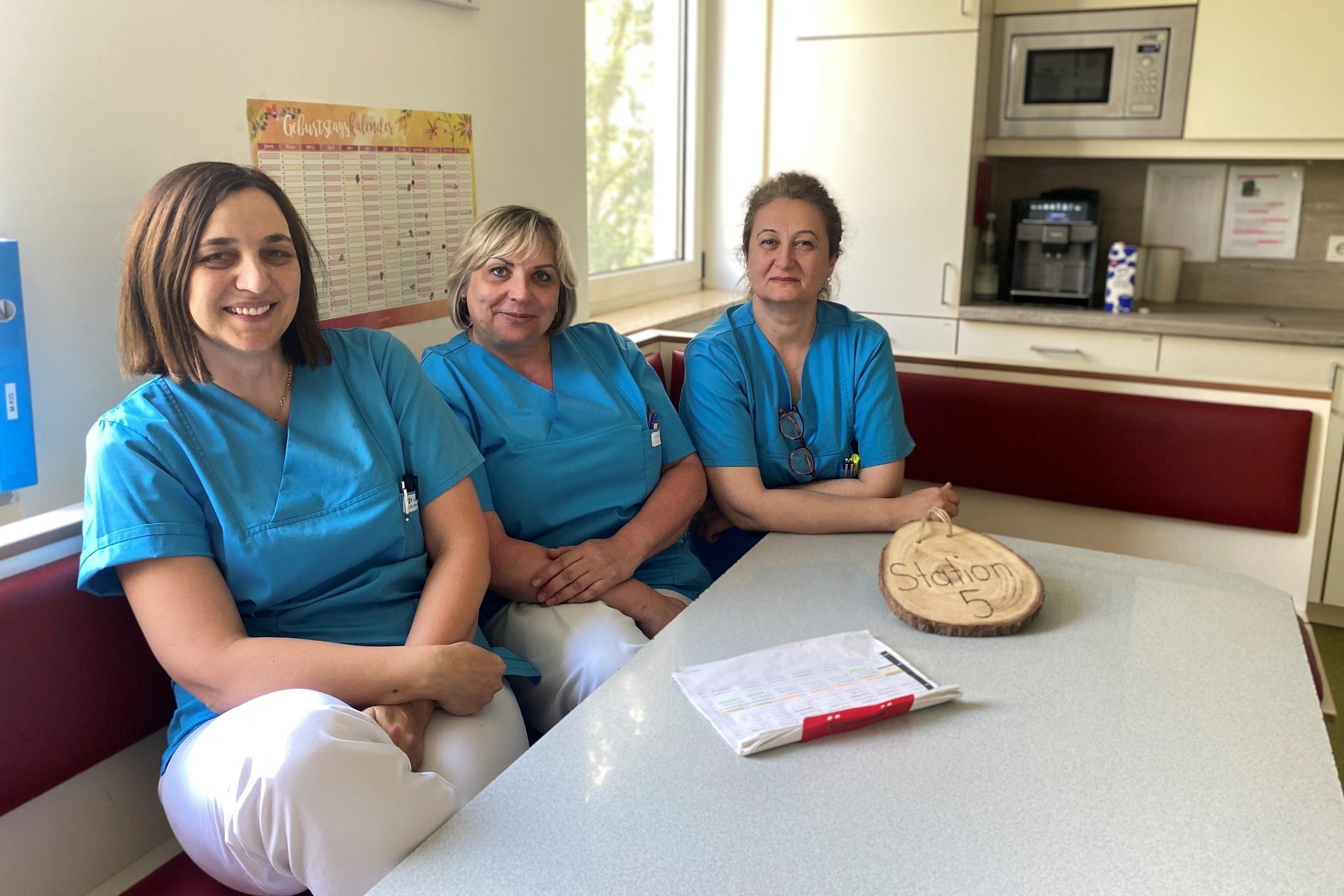 Augustinum Klinik Pausenraum Station 5 Drei Mitarbeiterinnen der Augustinum Klinik sitzen im Pausenraum