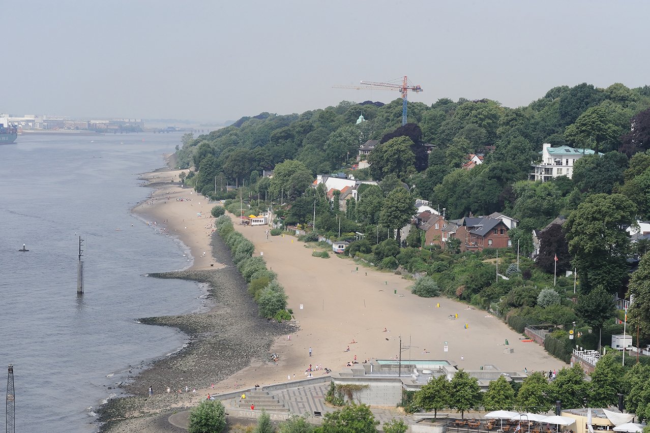 Der Elbstrand ist nur ein paar Schritte vom Augustinum Hamburg entfernt. Der Elbstrand ist nur ein paar Schritte vom Augustinum Hamburg entfernt.