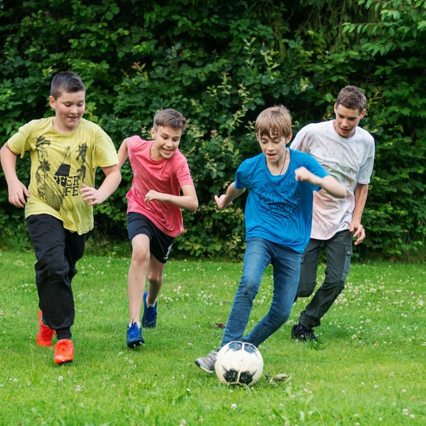 Fußballspielen im Park des Landschulheim Elkofen 