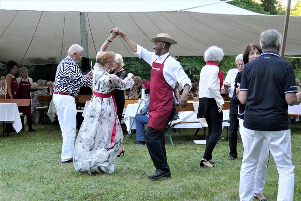 Feste und Feiern Senior*innen und Mitarbeiter*innen des Augustinum tanzen gemeinsam bei einem Fest