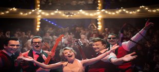 Menschen in einem Partyzelt