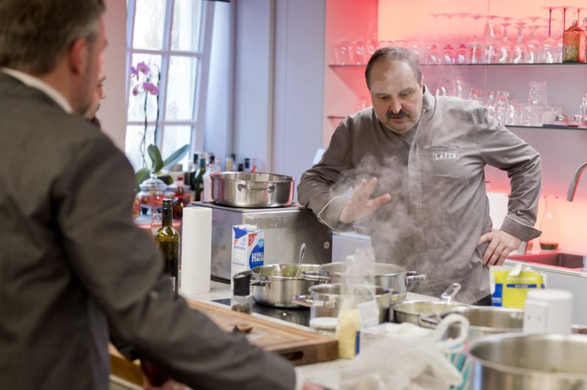 Augustinum Vital Lafer Johann Lafer bei der Essenszubereitung