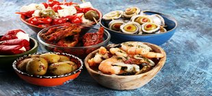 Tapas in kleinen Schalen Tapas in kleinen Schalen